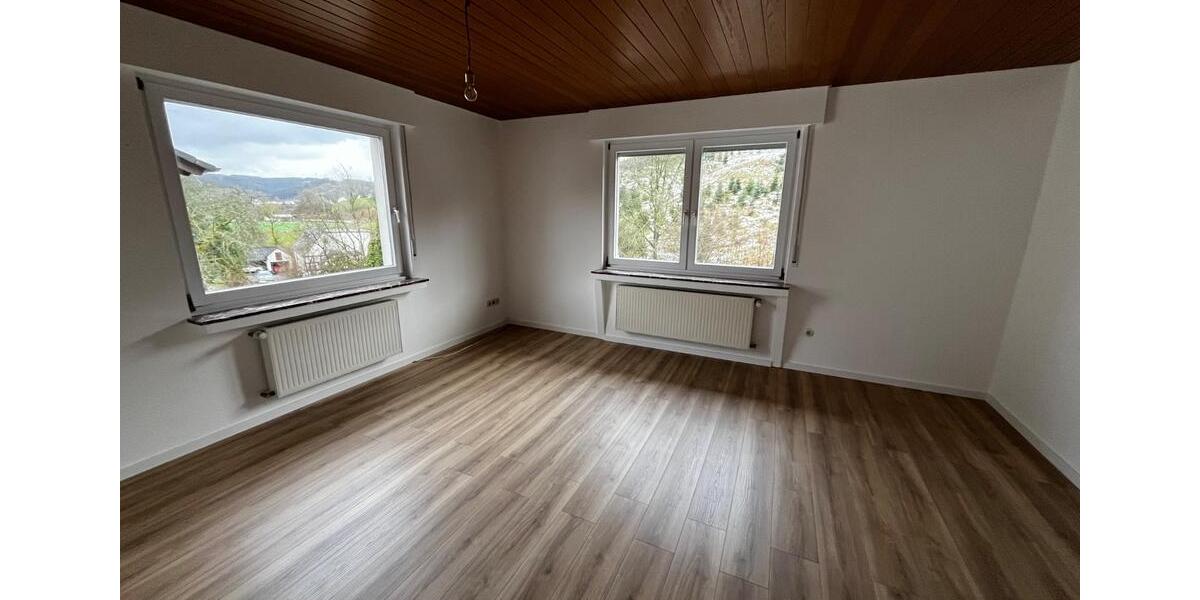 Etagenwohnung Finnentrop - 6 Zimmer, 145 m&sup2;, 980&euro; | Angebot:26005052